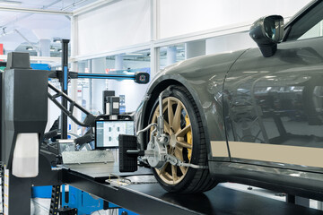 Wheel alignment in car service