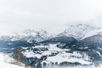 Fototapeta na wymiar Winterlandschaft mit Bergen in Kirchberg in Tirol