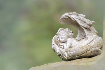 Kleine Engelsfigur, Flügelfigur, Grabdeco, zur Erinnerung, in Gedenken