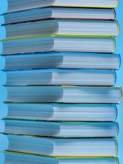 Stos kolorowych książek w twardych okładkach 