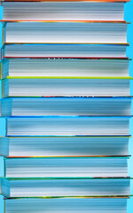 Księgozbiór literatury w twardych okładkach na niebieskim tle  - obrazy, fototapety, plakaty