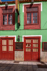 Fototapeta na wymiar Die alten traditionellen Häuser in puerto de la Cruz auf Teneriffa mit neuem Anstrich von der Straße aus fotografiert