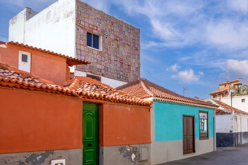 Fototapeta na wymiar Die alten traditionellen Häuser in puerto de la Cruz auf Teneriffa mit neuem Anstrich von der Straße aus fotografiert