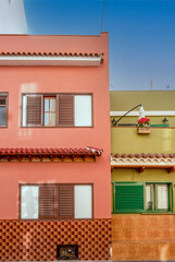 Die alten traditionellen Häuser in puerto de la Cruz auf Teneriffa mit neuem Anstrich von der Straße aus fotografiert