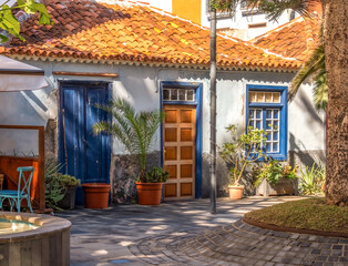 Die alten traditionellen Häuser in puerto de la Cruz auf Teneriffa mit neuem Anstrich von der...