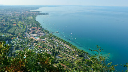 Gardasee in Italien mit Blick auf Campingplätze bei Garda	