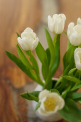 Tulpenstrauß auf Couchtisch im Frühling