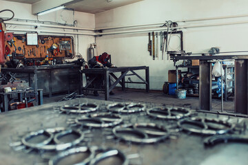Obraz premium Pieces of steel lined up on the table ready for the welding process