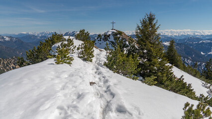 Spuren durch den Schnee auf einen Gipfel in den bayerischen Alpen nahe des Tegernsees (Deutschland)