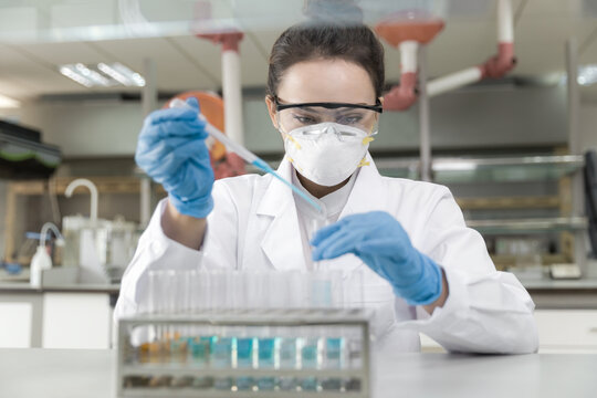 Female scientist working in the laboratory.
