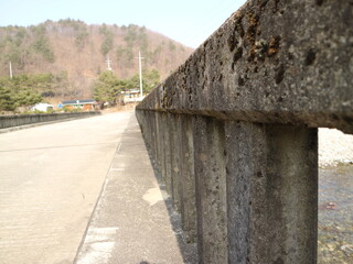 Fototapeta na wymiar 오래된 시멘트 다리