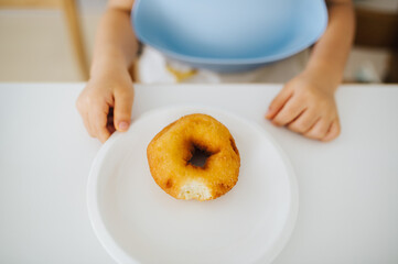 食べかけの皿にのったドーナツ