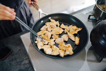 鶏胸肉を料理する女性