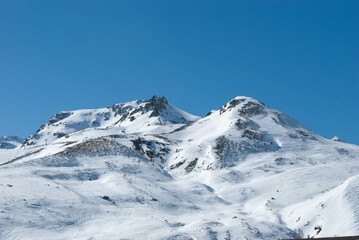 Fototapeta na wymiar Summit Serenity, A Peaceful Winter Mountain Landscape