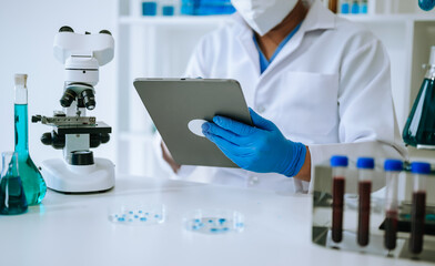 Fototapeta premium Scientist mixing chemical liquids in the chemistry lab. Researcher working in the laboratory