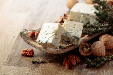Blue cheese with walnuts and thyme.
