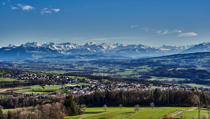 Panoramablick vom Hasenberg über das Reusstal hin zum mächtigen Alpenkamm der Schweizer Alpen