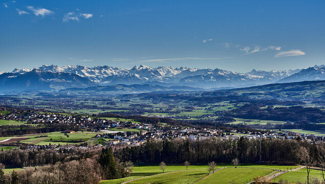 Panoramablick vom Hasenberg &uuml;ber das Reusstal hin zum m&auml;chtigen Alpenkamm der Schweizer Alpen
