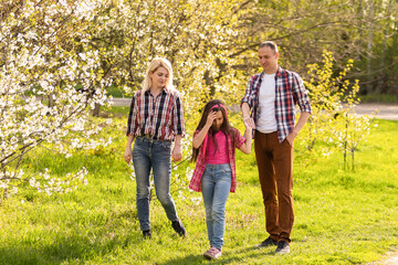 Obraz premium the little girl cries, strict parents