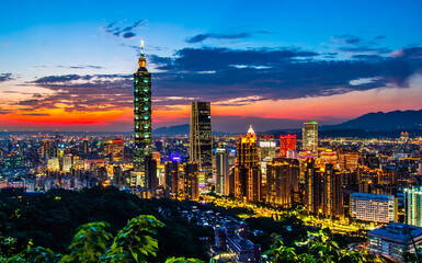 Fototapeta premium taipei city skyline at sunset