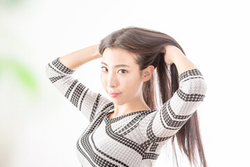 髪をかきあげる女性