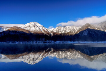 厳冬期の上高地　早朝の大正池と焼岳