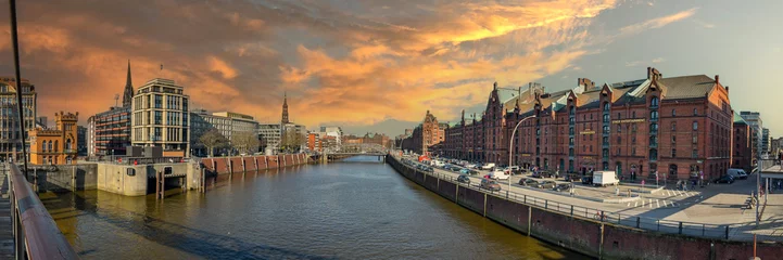 Deurstickers Panorama Hamburg mit Binnenhafen und Speicherstadt © Henry Czauderna