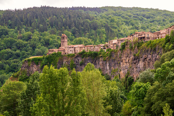 Fototapeta na wymiar Medieval village Castellfollit De La Roca on the edge of a cliff. Catalonia, Spain.