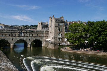 Pont couvert à Bath en été. Grande-Bretagne