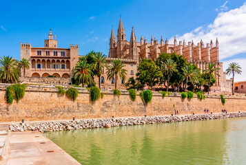 Cathedral of Santa Maria of Palma (La Seu) and Royal Palace of La Almudaina, Palma de Mallorca, Balearic islands, Spain © Mistervlad