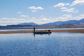 Obraz na płótnie Canvas boat on the lake