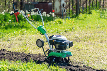 Cultivator for cultivating the soil in the garden