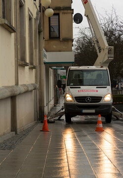Polska Ostrowiec Świetokrzyski 24 lutego 2023 godz 12:14 . Pikap marki mercedes z podnośnikiem koszowym , wsparty na podporach hydraulicznych , uczestniczy w przepychaniu rynien w historycznym budynku