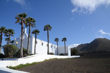 &eacute;glise blanche, palmier, ciel bleu