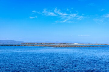 Obraz premium 浜松市、浜名湖に浮かぶカキの養殖棚 