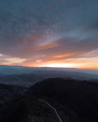 Fototapeta na wymiar Epic sunrise behind the mountains in the distance.