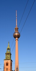 Fototapeta na wymiar Marienkirche und Fernsehturm am Alexanderplatz