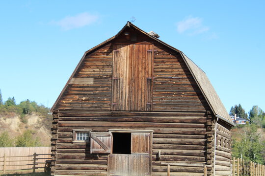 Old log barn hi-res stock photography and images - Alamy