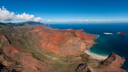 magnifique vue aérienne de la cote sud de l'ile de UAHUKA et de son cratère avec vue de la baie de HAAVEI  © Thomas