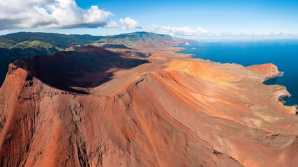 magnifique vue aérienne de la cote sud de l'ile de UAHUKA et de son cratère avec vue de la baie de HAAVEI 