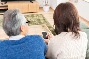 Obraz premium ミドル 夫婦 スマホ 手元