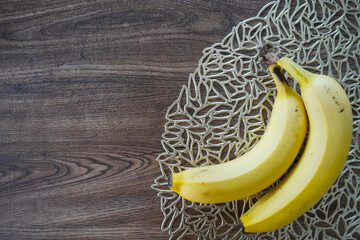 ウッド調の背景とバナナ/コピースペースあり