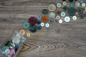 瓶といろいろな種類のボタンの背景画