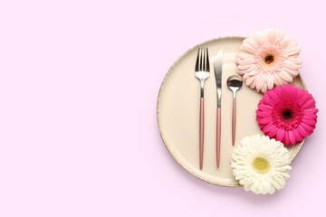 Obraz na płótnie Canvas Table setting with beautiful gerbera flowers on lilac background