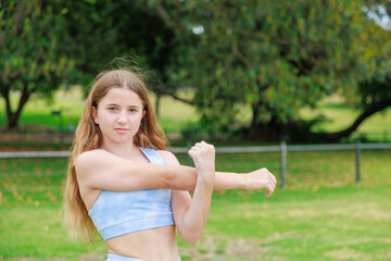 Naklejka na ściany i meble 公園でヨガ・準備運動をするオーストラリアの中学生