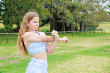 公園でヨガ・準備運動をするオーストラリアの中学生