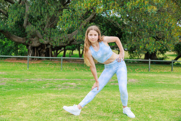 公園で準備運動をするオーストラリアの少女