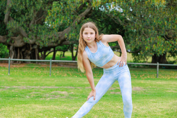 Fototapeta premium 公園で準備運動をするオーストラリアの少女