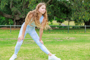 Fototapeta premium 公園で準備運動をするオーストラリアの少女