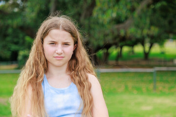新緑の公園でカメラに向かって怒るオーストラリアの少女